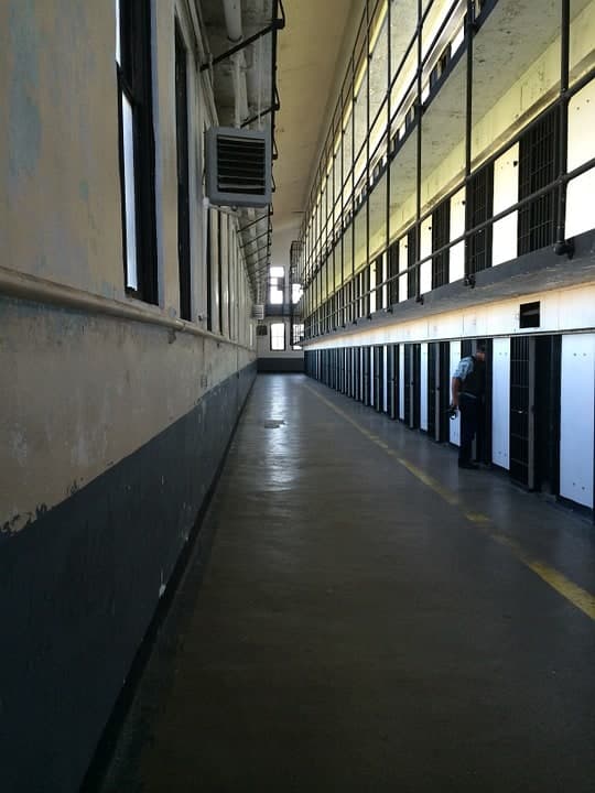 difference between jail and prison