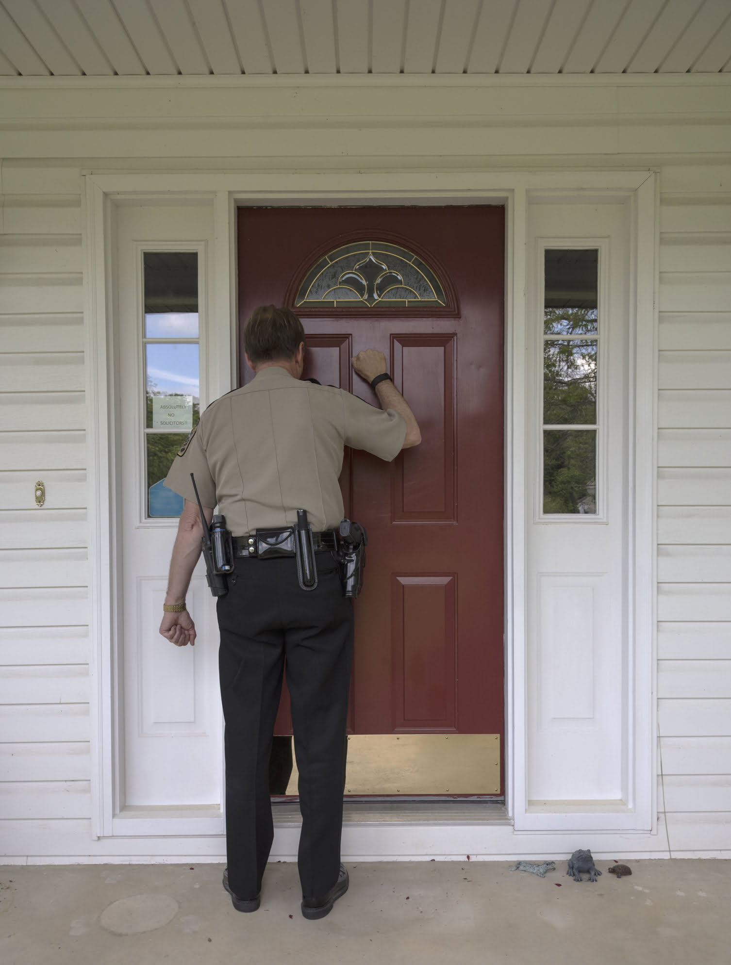 Is Impersonating a Cop a Felony or Misdemeanor in Vista, CA? 1 A man impersonating a peace officer knocks on a door.