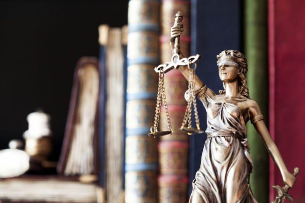 Defensas y pruebas de DUI 12 Estatua de la justicia frente a los libros