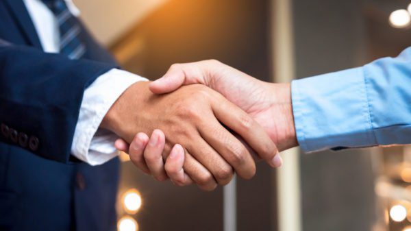 Dos personas dándose la mano
