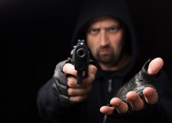 Abogado de delitos de robo en San Diego y Vista 5 Hombre con pistola sosteniendo la mano