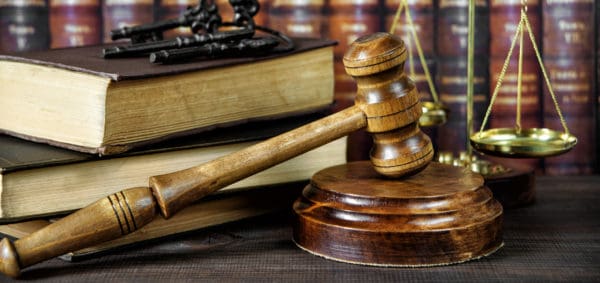 El proceso penal en California 10 un mazo, libros y una balanza